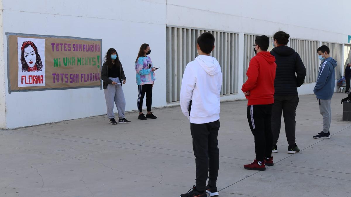 Protesta en el IES de Albal tras el asesinato de Florina.