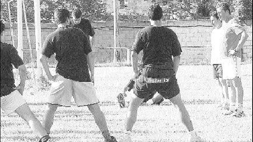 Berto Tuñón, junto a su ayudante, Ismael Lada, a la derecha, observan un entrenamiento del Santiago en Moreda.