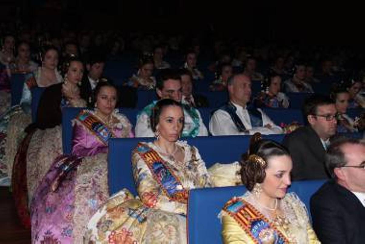 Galería fotos: Las comisiones falleras de Burriana sacan sus monumentos a la calle