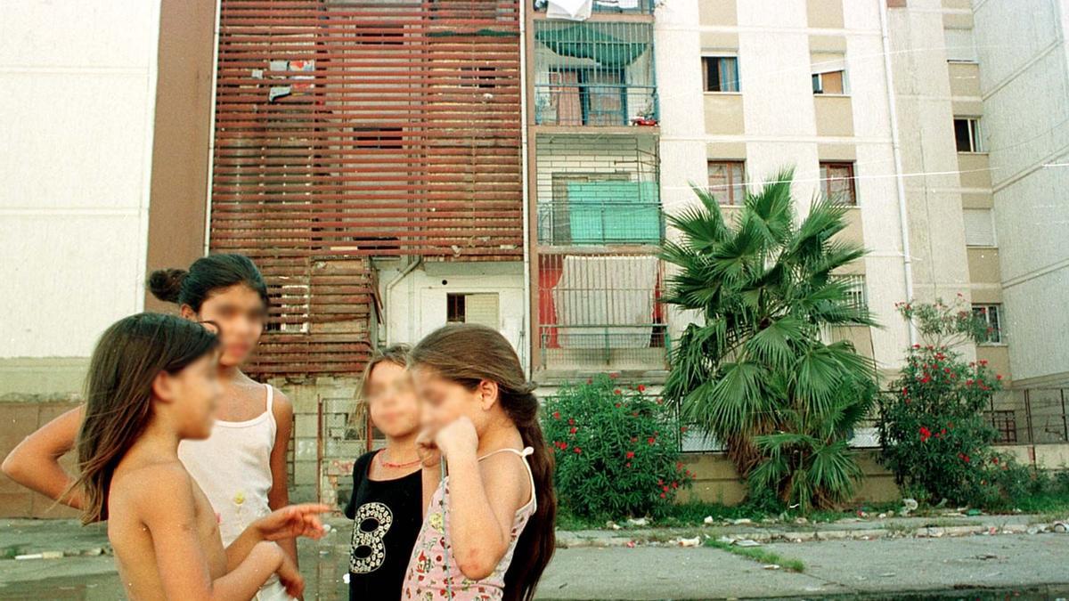 Un grupo de niñas juegan en la barriada de las Tres Mil Viviendas de Sevilla.