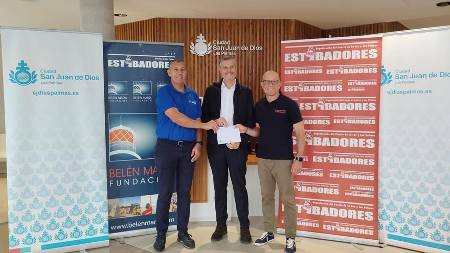 Los estibadores del Puerto de Las Palmas donan más de 20.000 euros a cinco entidades sociales en Navidad