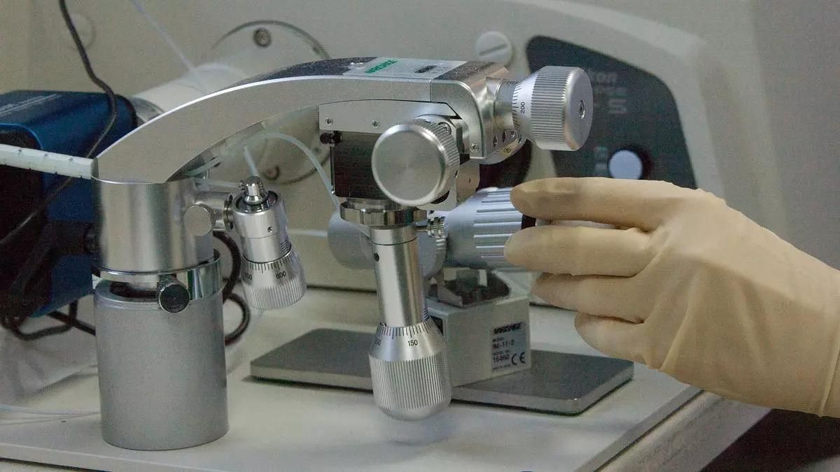 Un científico en un laboratorio