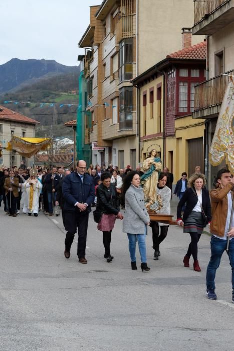 Procesión del Santo Encuentro en Campomanes