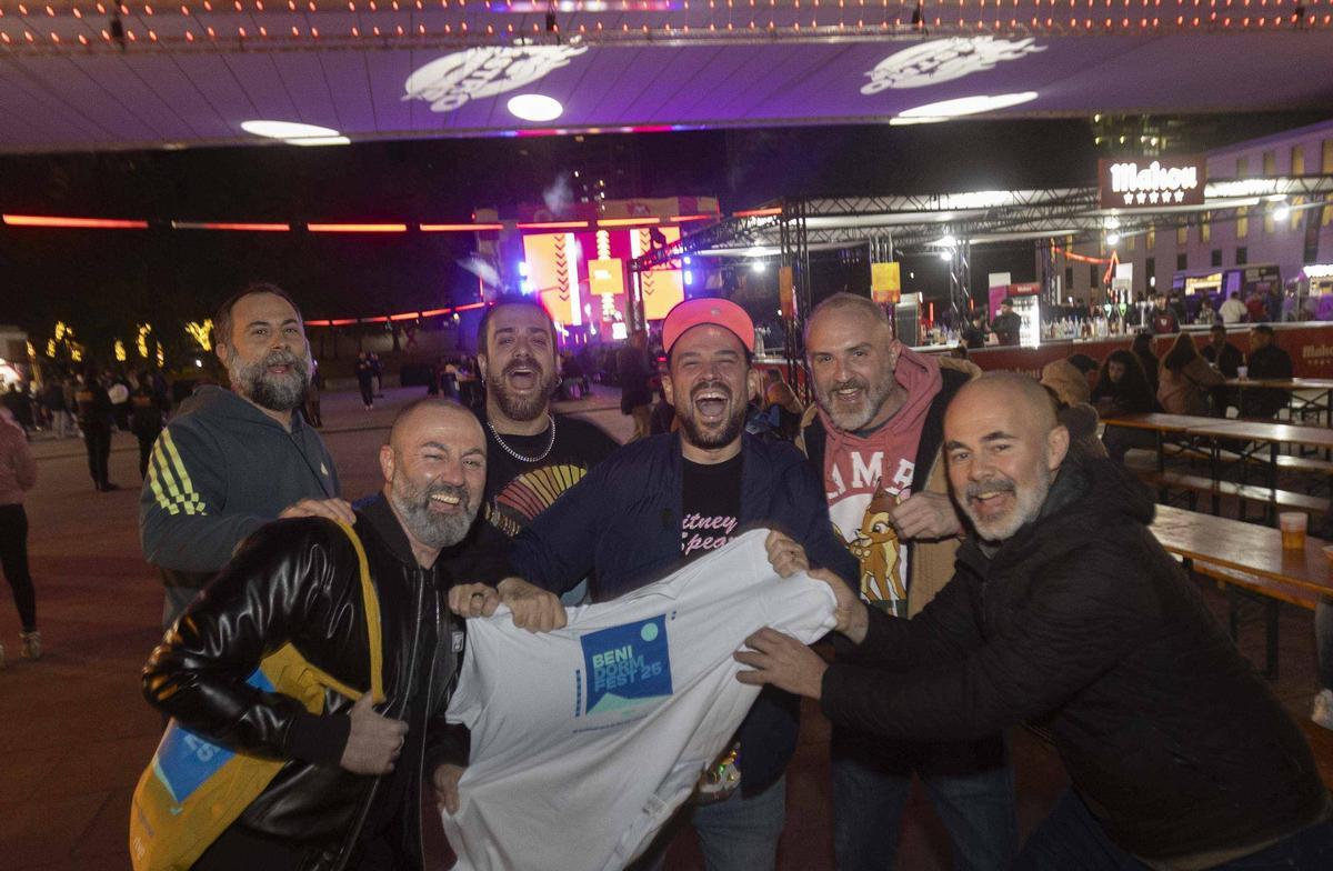 Así vive un grupo de "eurofans" llegados de Alemania el Benidorm Fest