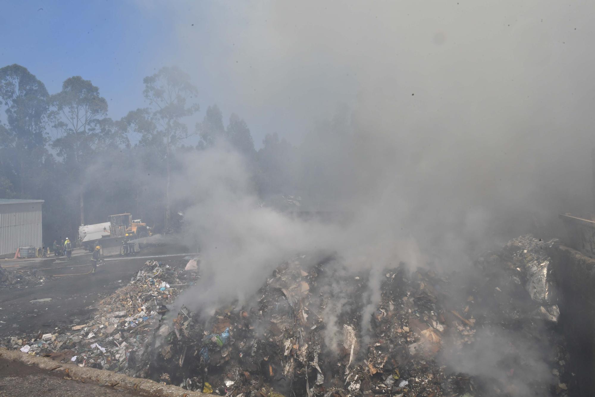 Incendio en la planta de reciclaje de Gestán en Santa Icía, en Morás