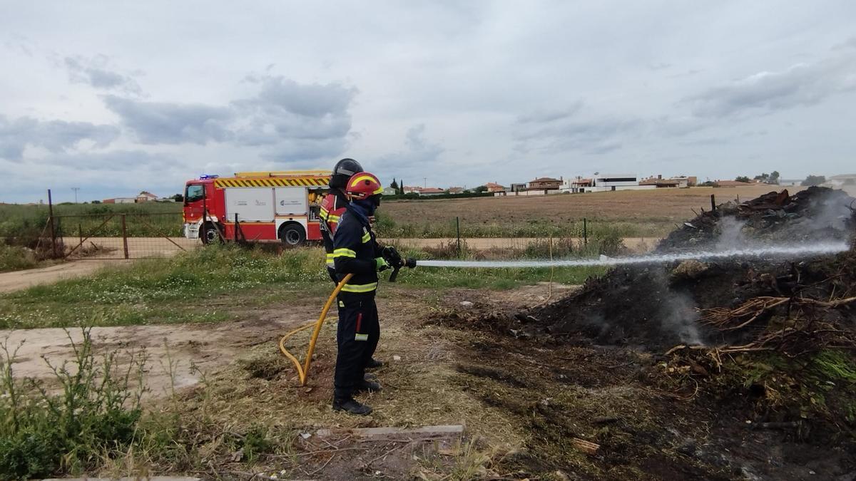 Los bomberos desplazados a Roales extinguen el fuego declarado en Roales del Pan
