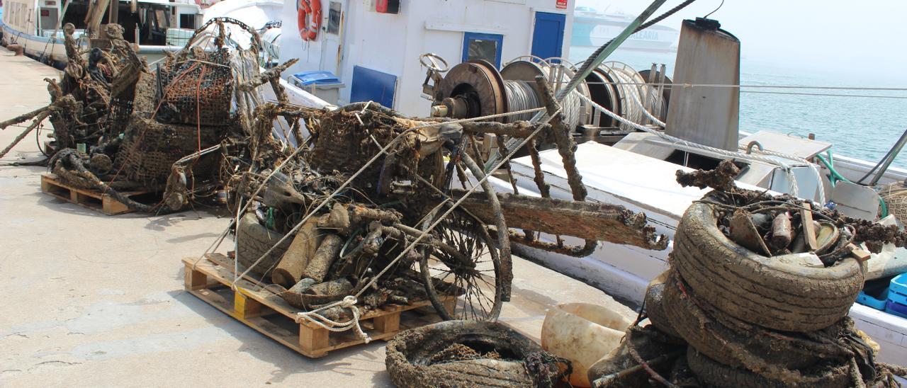 Residuos extraidos del fondo marino del puerto de Dénia