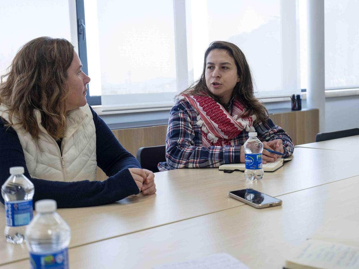 Sama Jaber, junto a Anabel Gómez, de la asociación Paz con Dignidad, en Xàtiva.