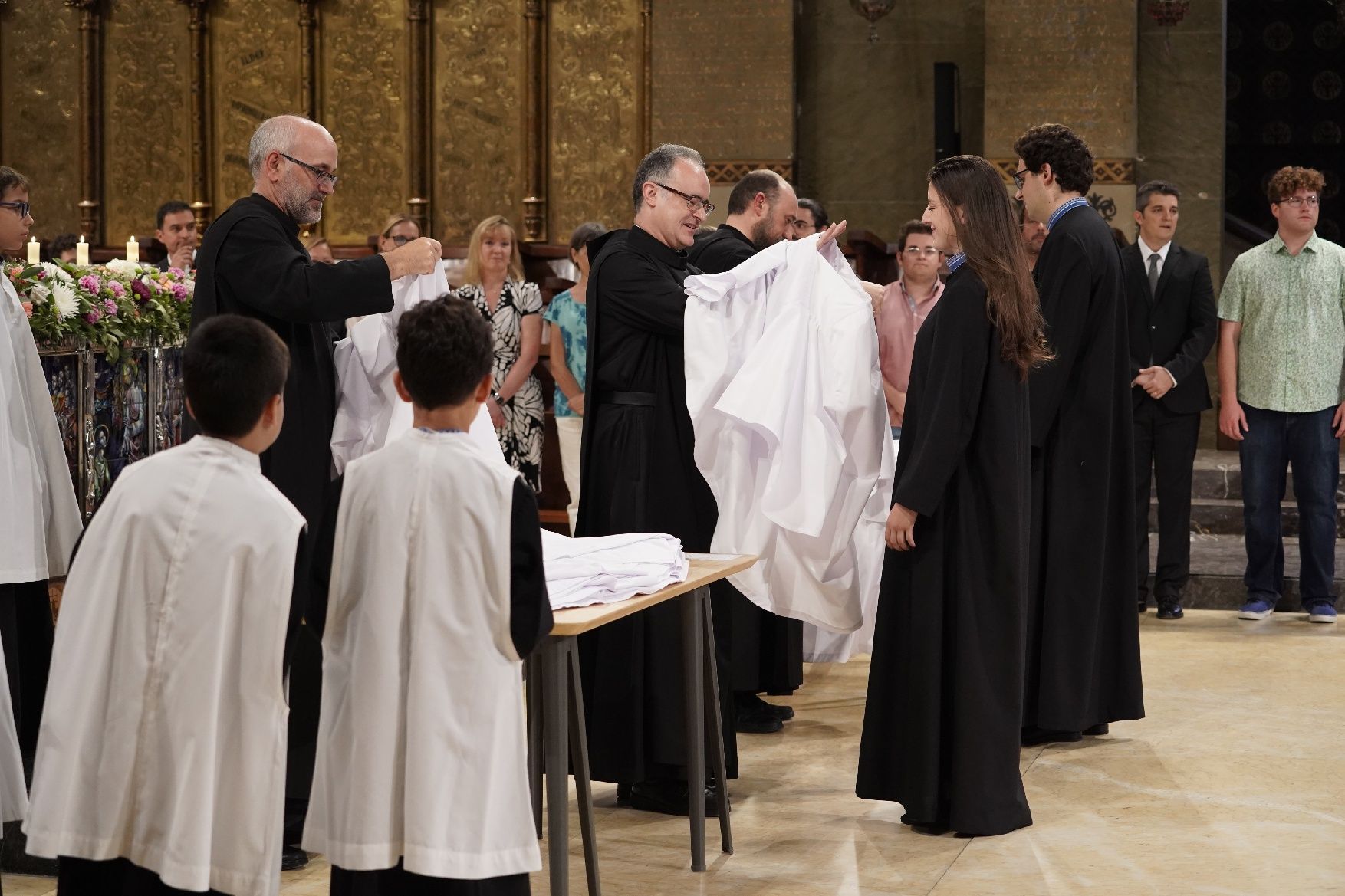 Montserrat vesteix les primeres escolanes de la història