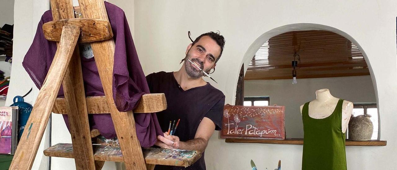 Ramiro, entre pinceles en su taller de la aldea de Covas (Quiroga).