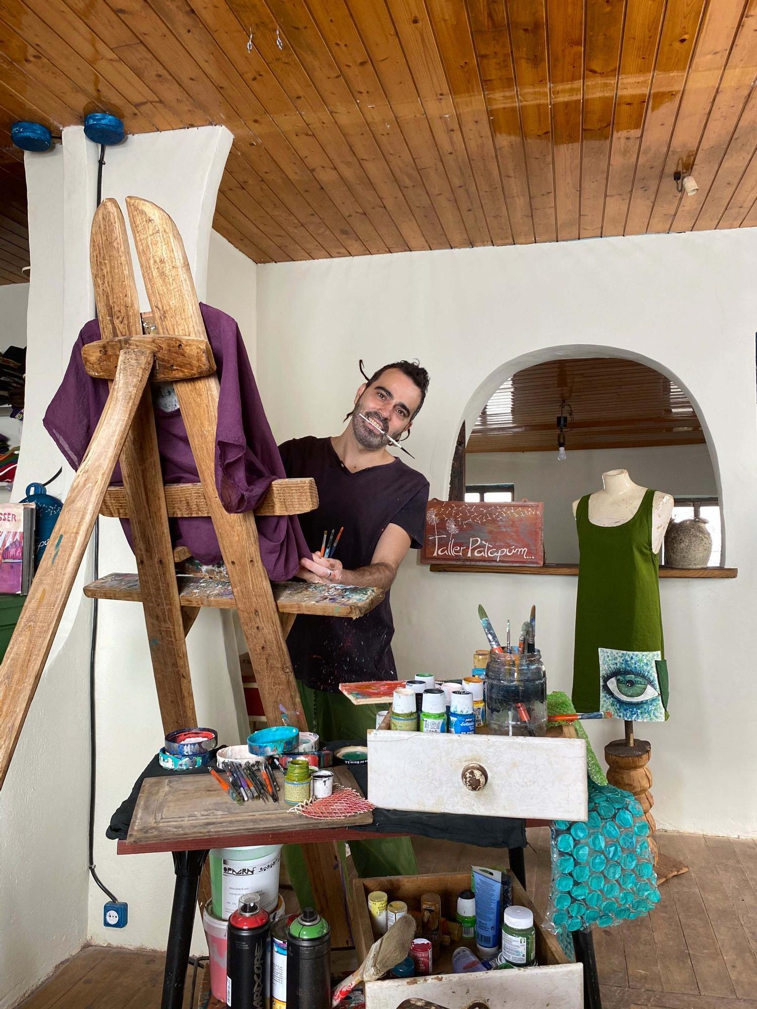 Ramiro entre pinceles en su taller de la aldea de Covas (Quiroga).