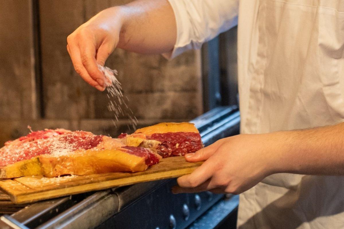 Así es el popular chuletón de este restaurante de Santiago especializado en carne a la brasa