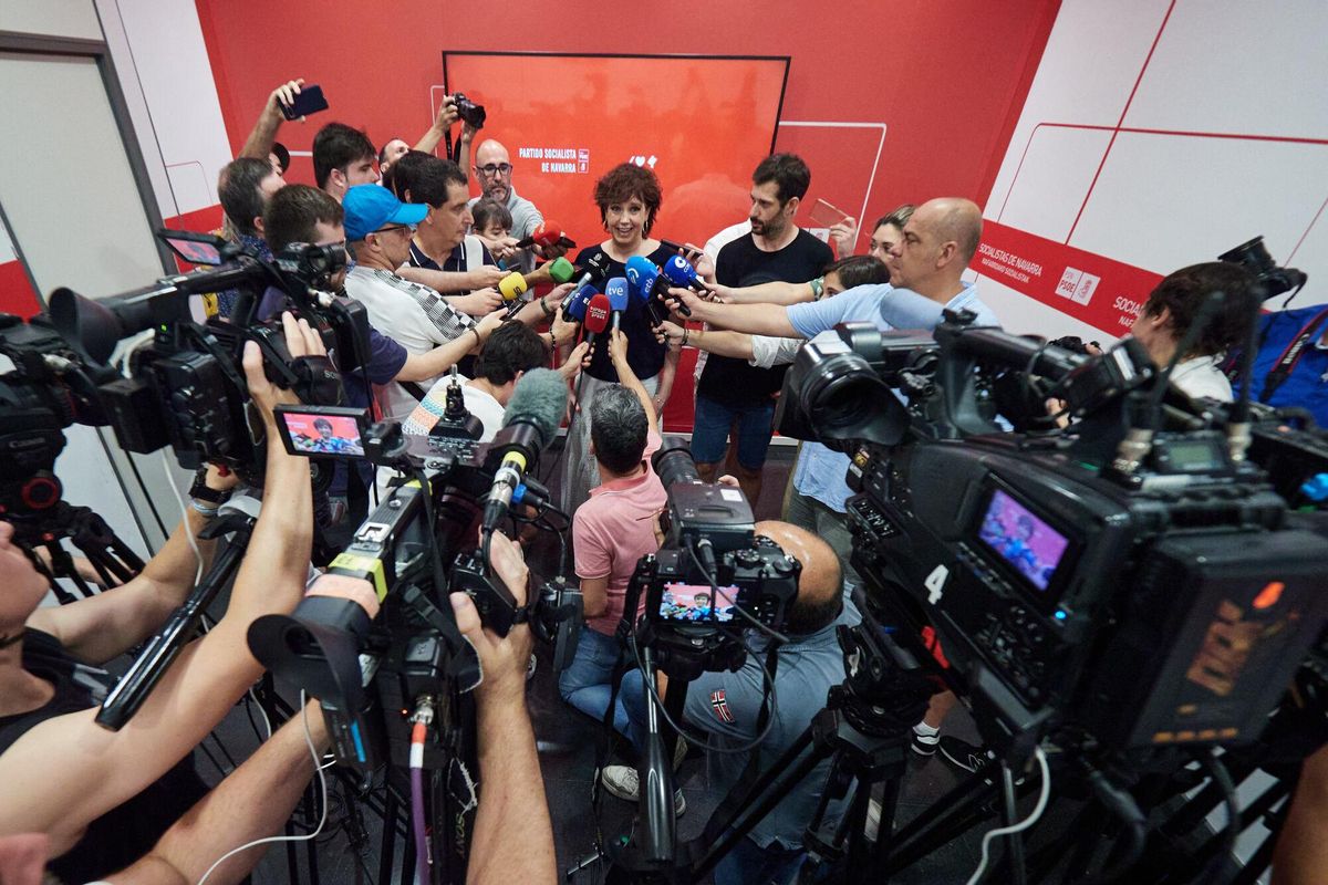 La nueva portavoz de los socialistas en el Parlamento de Navarra, Ainhoa Unzu, atiende a los medios tras una reunión de la Comisión Ejecutiva Regional, a 20 de junio de 2025, en Pamplona, Navarra (España). La Comisión Ejecutiva del PSN ha decidido que Ainhoa Unzu sea la nueva portavoz de los socialistas en el Parlamento de Navarra en sustitución de Ramón Alzórriz, quien esta semana dimitió tras informar de que su pareja trabajó entre 2021 y 2024 en la empresa Servinabar, investigada por la UCO de la Guardia Civil dentro del caso Koldo-Cerdán-Ábalos. 20 JUNIO 2025;PSN;NAVARRA;PSOE;COMISIÓN EJECUTIVA; Eduardo Sanz / Europa Press 20/06/2025. AINHOA UNZU;Eduardo Sanz;
