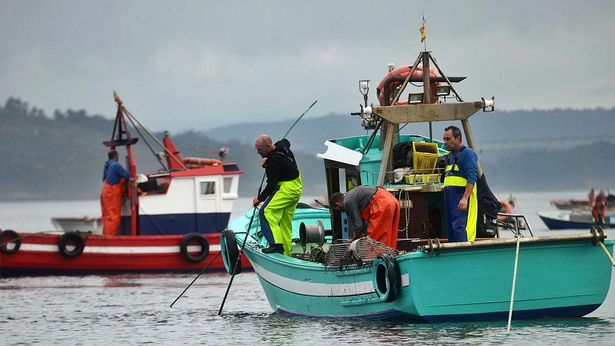 Una de las embarcaciones participantes en la campaña de libre marisqueo en Os Lombos. 