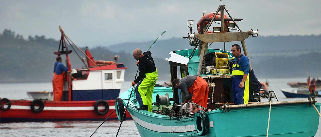 Una de las embarcaciones participantes en la presente campaña de libre marisqueo en Os Lombos.   | // NOÉ PARGA