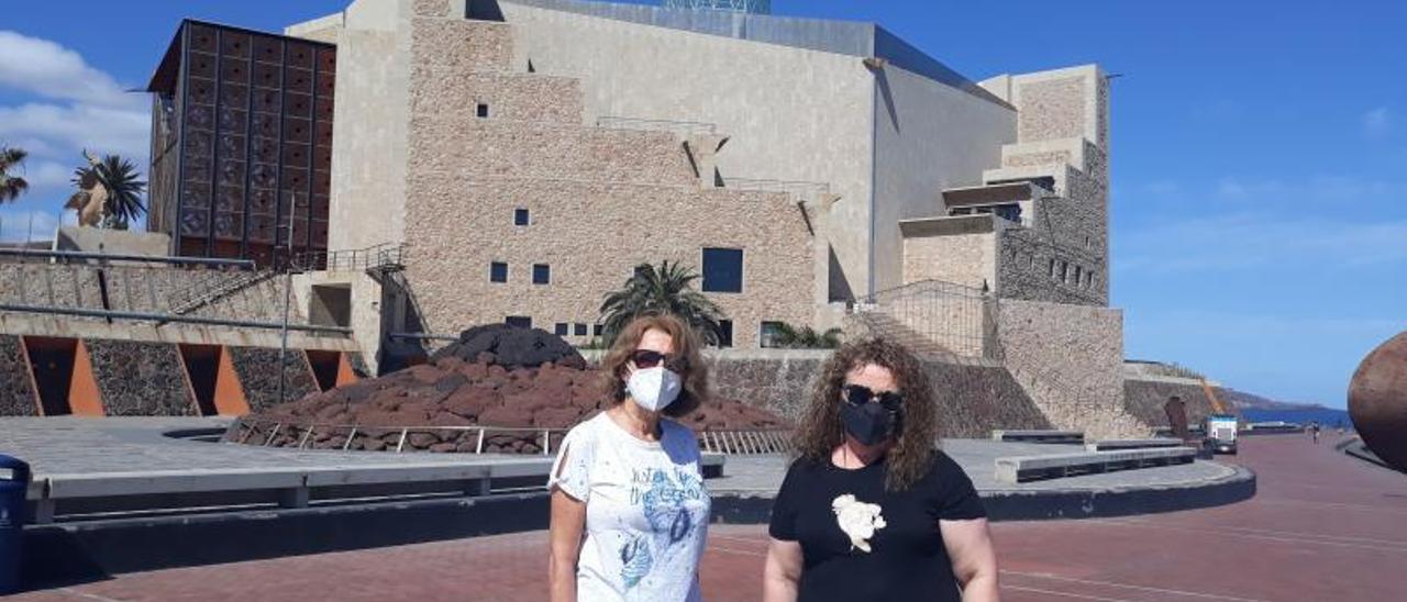 Inmaculada Pérez del toro (i) y Elena Jáuregui frente al Auditorio Afredo Kraus en la capital grancanaria. | | LP/DLP