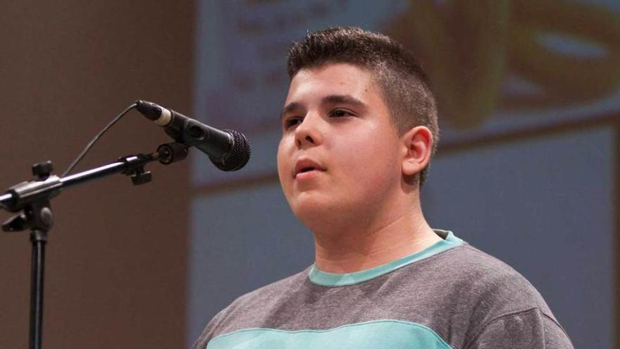 Saúl Plaza Linares, cantando en el escenario.