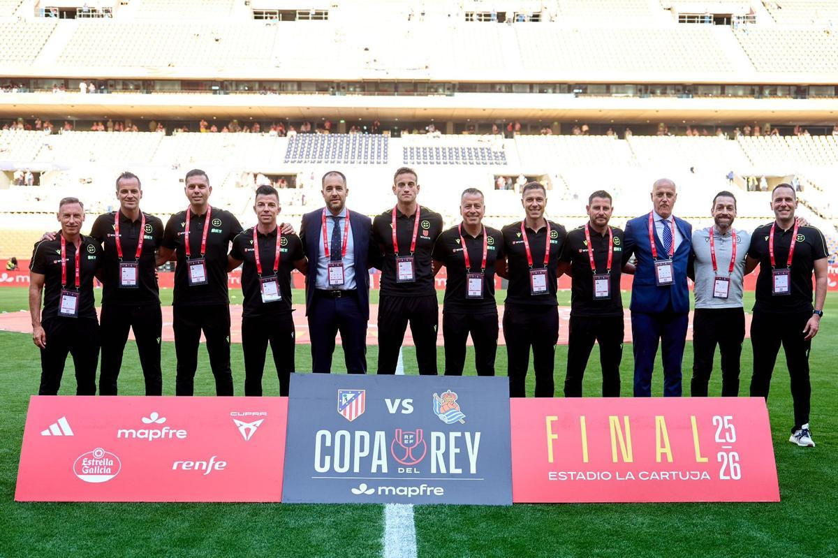 El equipo arbitral de la final de la Copa del Rey, al completo, en La Cartuja.