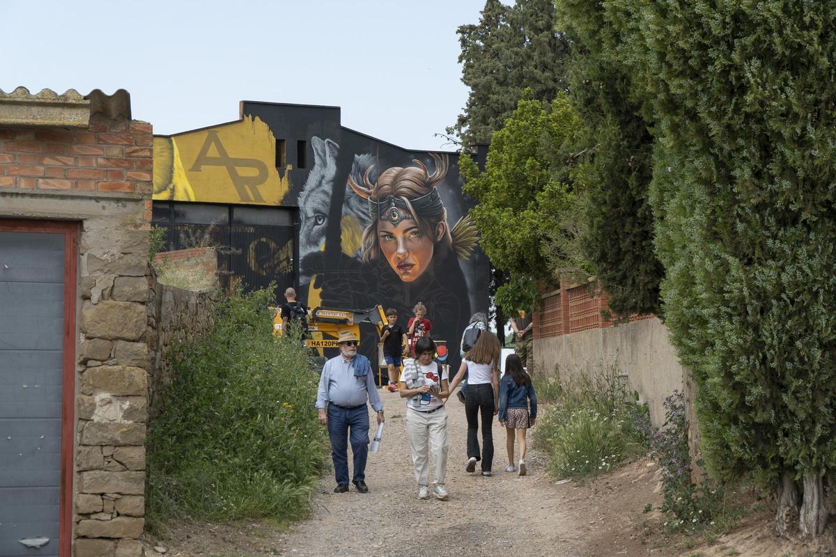 Creación de un mural en Penelles.