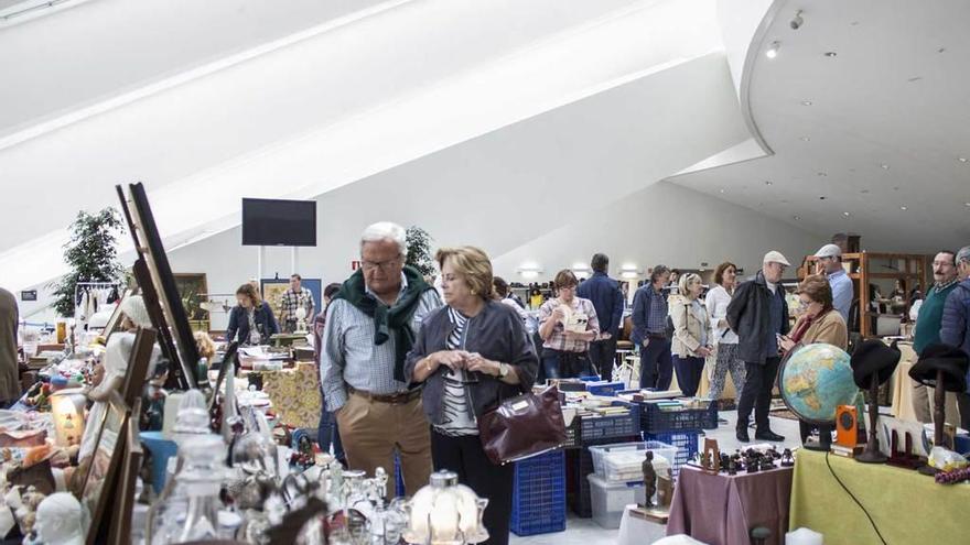 Varios asistentes a la feria del Calatrava, paseando entre los expositores.