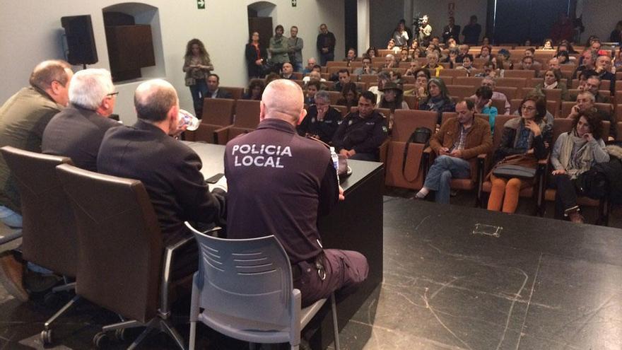 El teniente alcalde de San Pedro, Rafael Piña, se reunió este miércoles con empresarios y comerciantes.