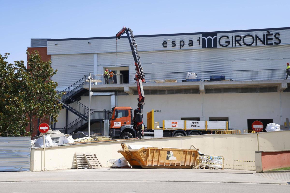 Foto de l'exterior de l'Espai Gironès en obres.
