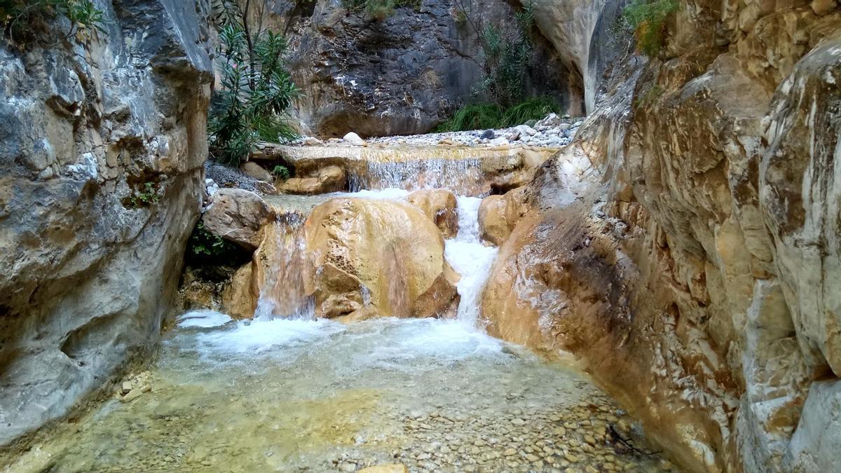 La ruta de agua de Málaga con saltos de agua, toboganes y cascadas que acaba en un jacuzzi natural: ubicación y cómo llegar