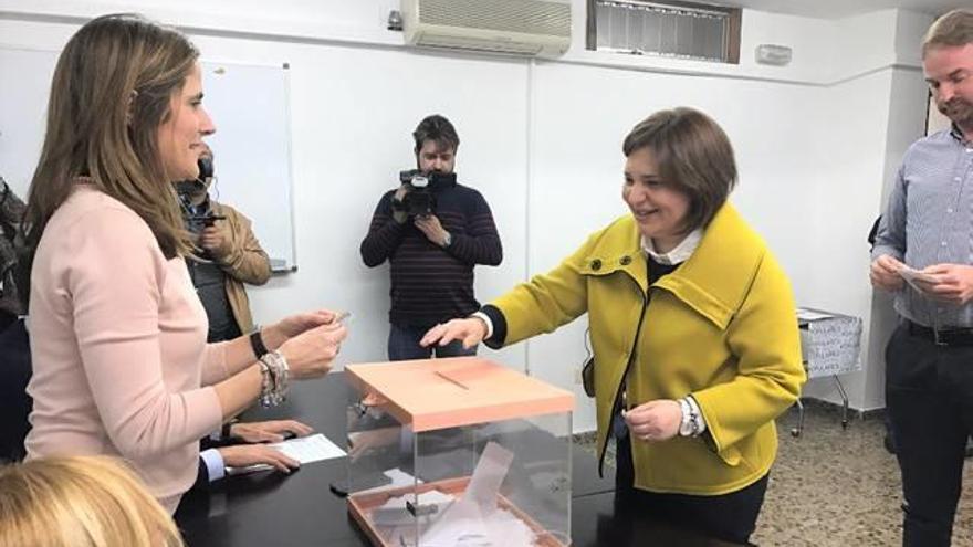 La presidenta regional del PP, Isabel Bonig, durante la votación de ayer en la sede de su partido en la Vall d&#039;Uixó, su localidad natal y de la que fue alcaldesa.