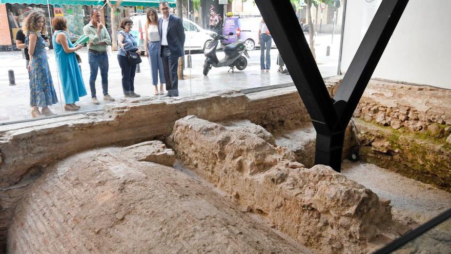 Ballesta y Rebeca Pérez miran desde Santa Teresa cómo se ve el tramo de muralla hallado en la construcción del edificio.  | AYTO. MURCIA