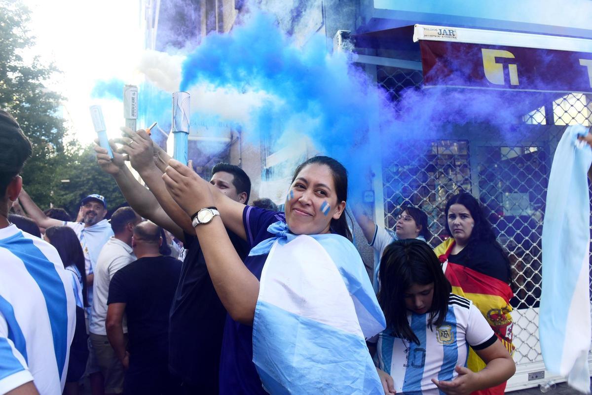 Aficionados argentinos siguen la final del Mundial en A Coruña