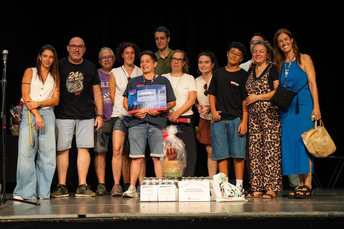 Entrega de premios del concurso de calles decoradas de la Festa Major de Sants, en la que las diferentes comisiones de las calles participantes reciben sus reconocimientos