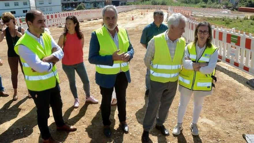 Moldes, Díaz, Cores Tourís, Barreiro, Sobral y Vázquez en el vial de acceso de la futura glorieta. // R.Vázquez