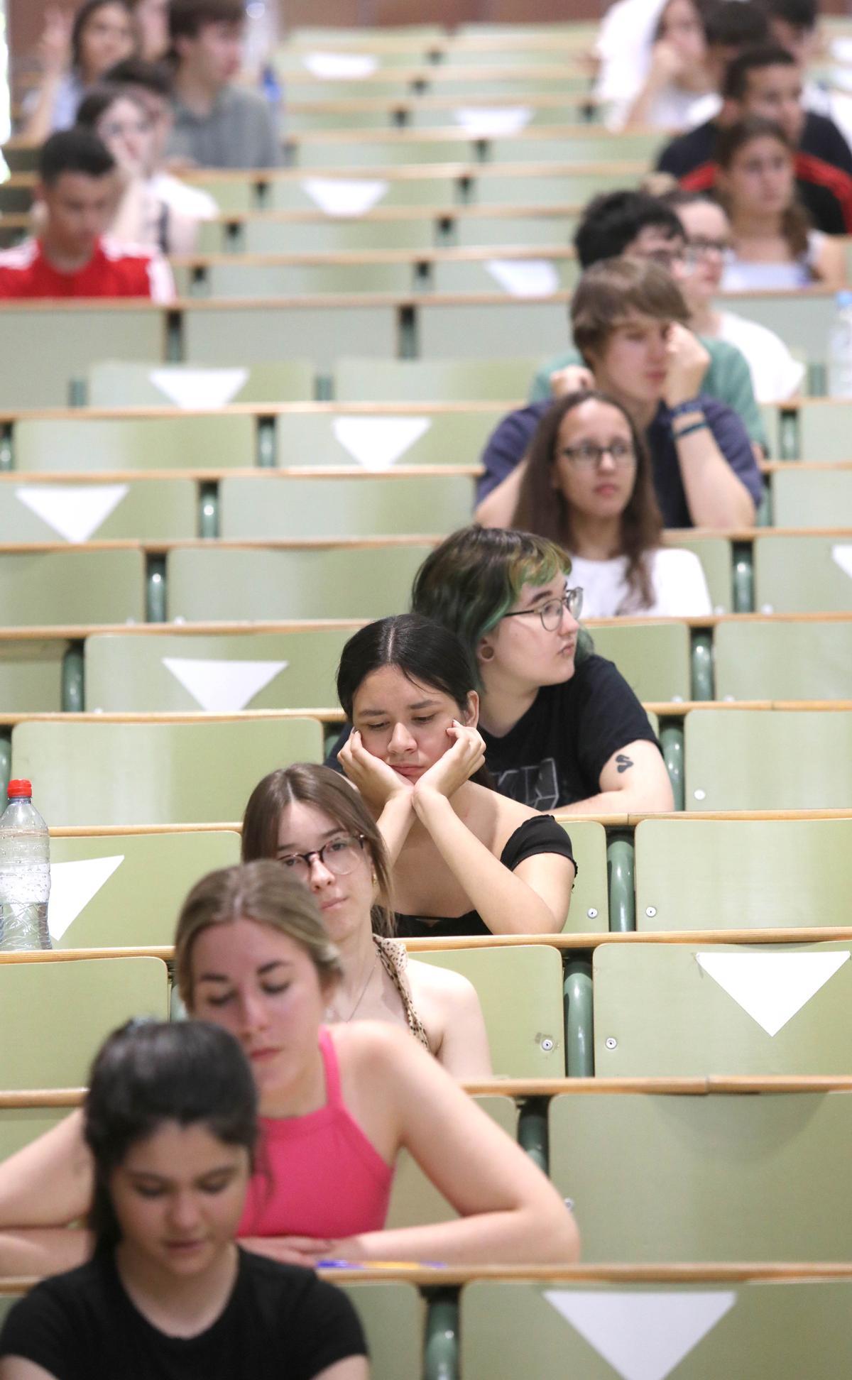 Algunos alumnos han tenido que esperar hasta 45 minutos en las aulas antes de empezar los exámenes