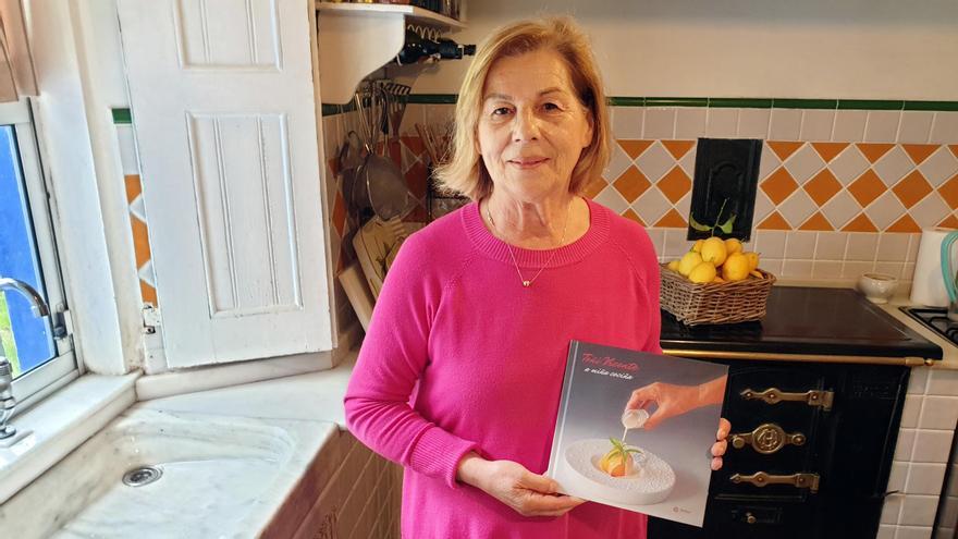 Toñi Vicente, na cociña da súa casa co seu libro “A miña cociña”.