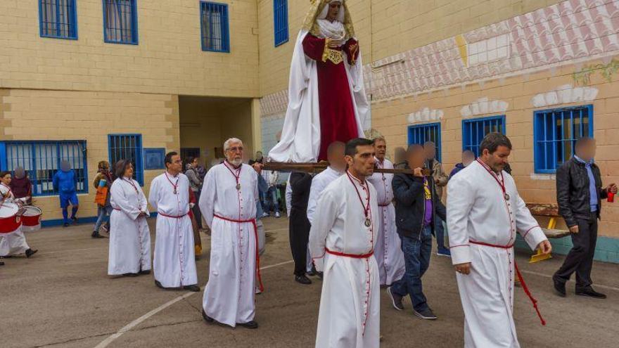 La Cofradía de la Columna visita la cárcel de Daroca