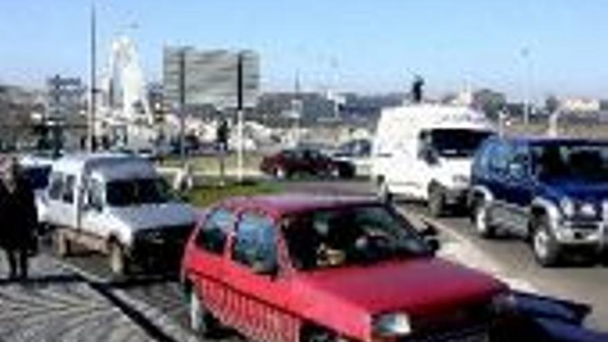 El corte al tráfico de la calle Graciano colapsa el centro