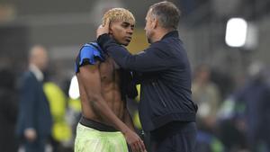 Flick consuela a Lamine Yamal después de que el Barça cayera eliminado de la Champions por el Inter.