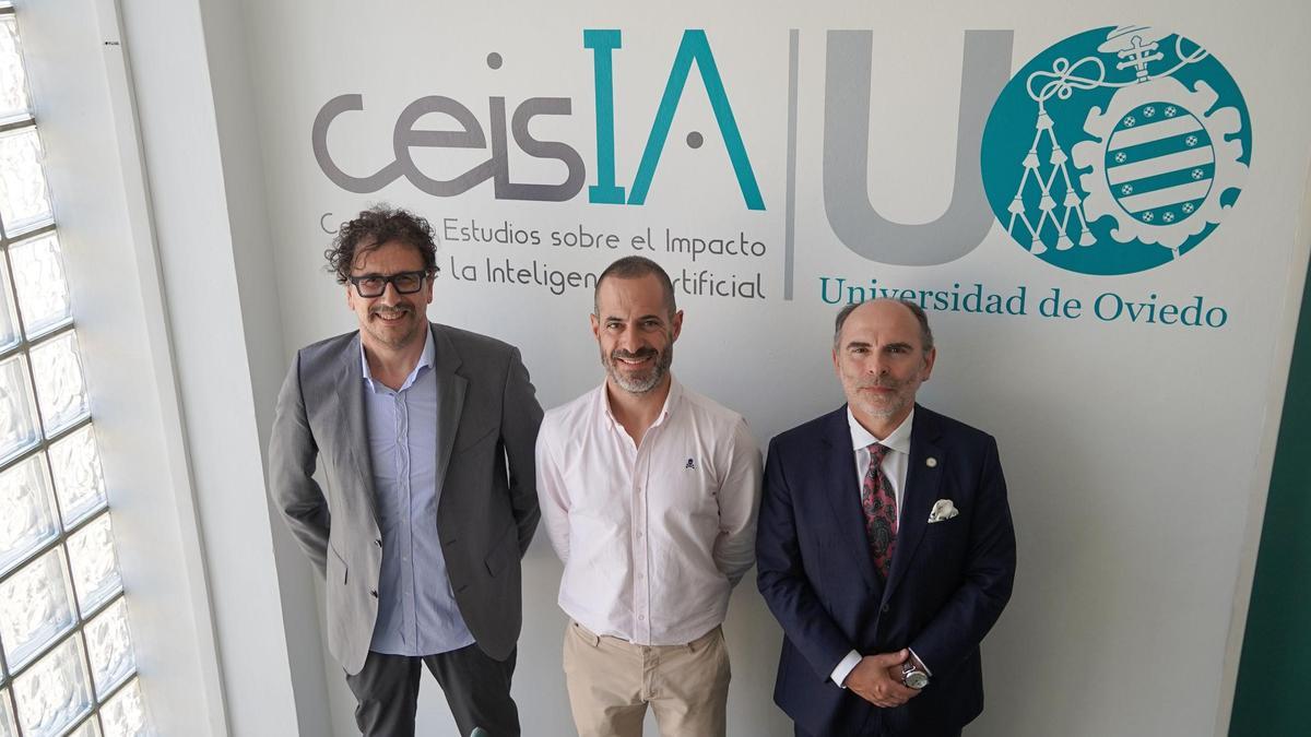 Por la izquierda, Roger Campione, director del centro de IA de Lugones en el momento de su inauguración; el alcalde, Ángel García y el rector Ignacio Villaverde