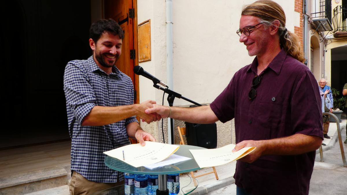 Los alcaldes de la Vall de Gallinera y Puigpunyent, Ignasi Mora y Antoni Marí, sellando su hermanamiento.