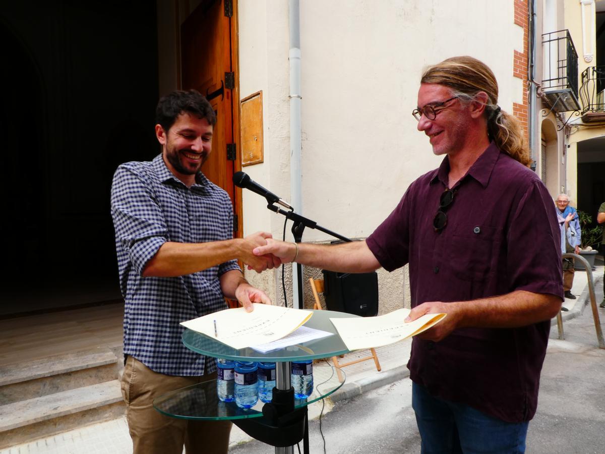 Los alcaldes de la Vall de Gallinera y Puigpunyent, Ignasi Mora y Antoni Marí, firmando el hermanamiento.