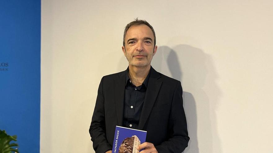 Los periodistas Salvador Enguix y Sergi Pitarch presentan en Ontinyent sus últimos libros