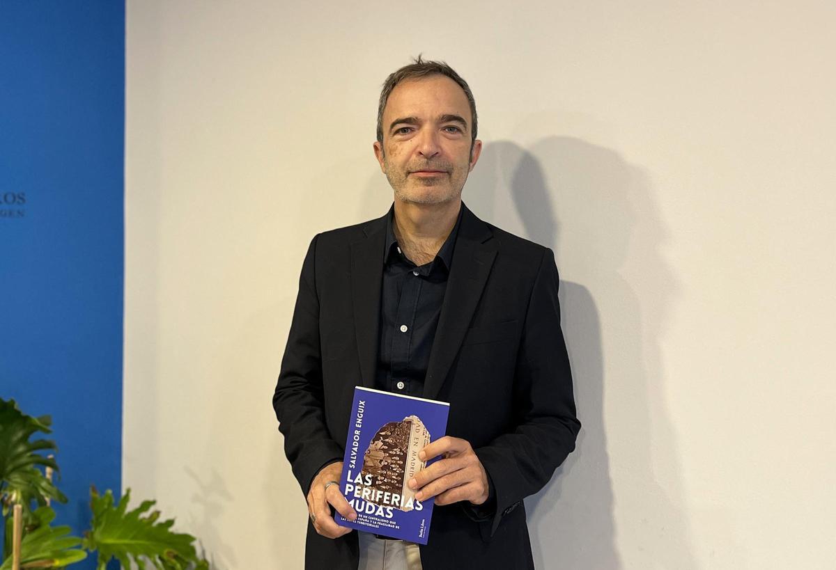 El periodista Salvador Enguix con el libro que presentará en Ontinyent.