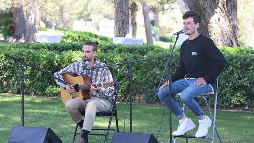 Miki Núñez amb un guitarrista durant la presentació del festival Portalblau