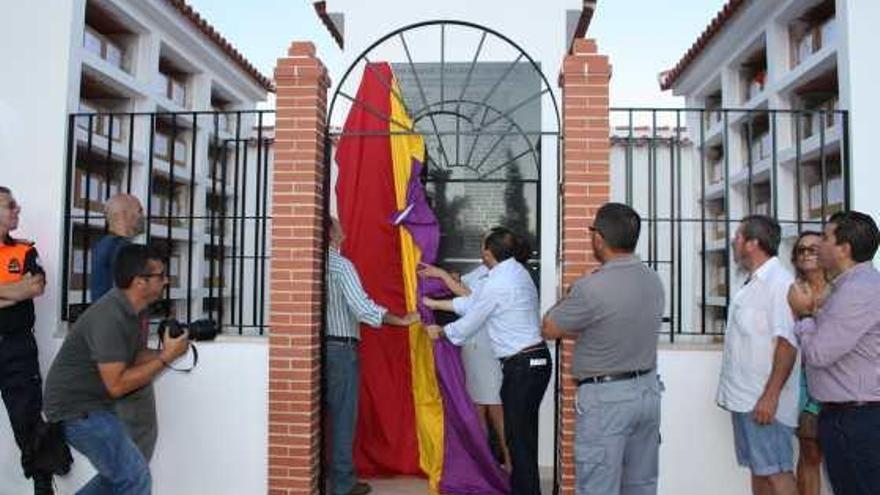 Ayer se descubrió una placa que recoge los nombres de las víctimas de la represión.