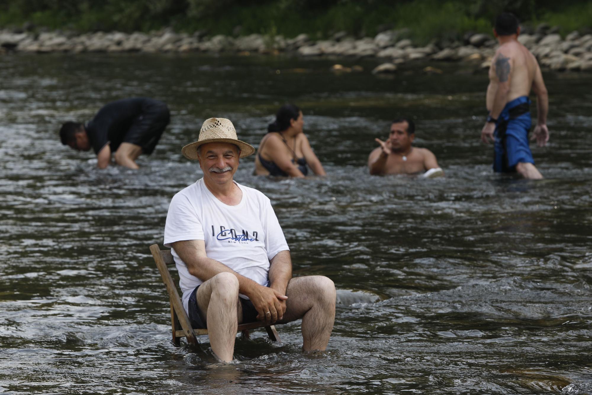 Oviedo se refresca de la ola de calor en Las Caldas