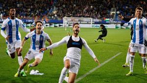 Lazo, en el centro, celebra el gol del apoteósico triunfo del Espanyol en Eibar.