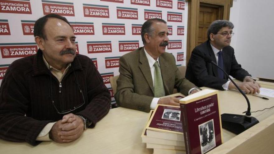 Desde la izquierda, Luis González (editor), José Luis Bermúdez (diputado de Cultura) y Juan Manuel Rodríguez Iglesias