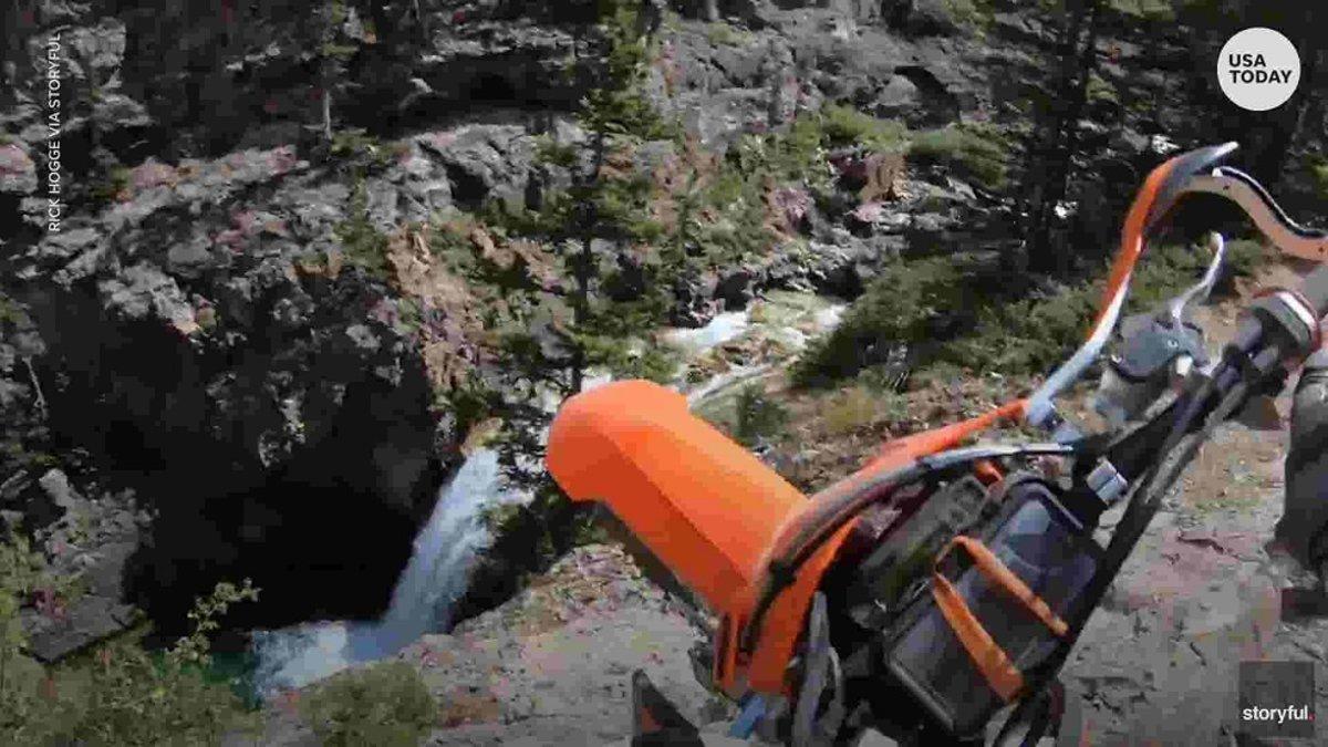 Un motorista graba su espeluznante caída por un barranco