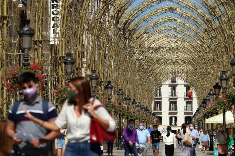 Continúa el montaje de las luces de Navidad de la calle Larios