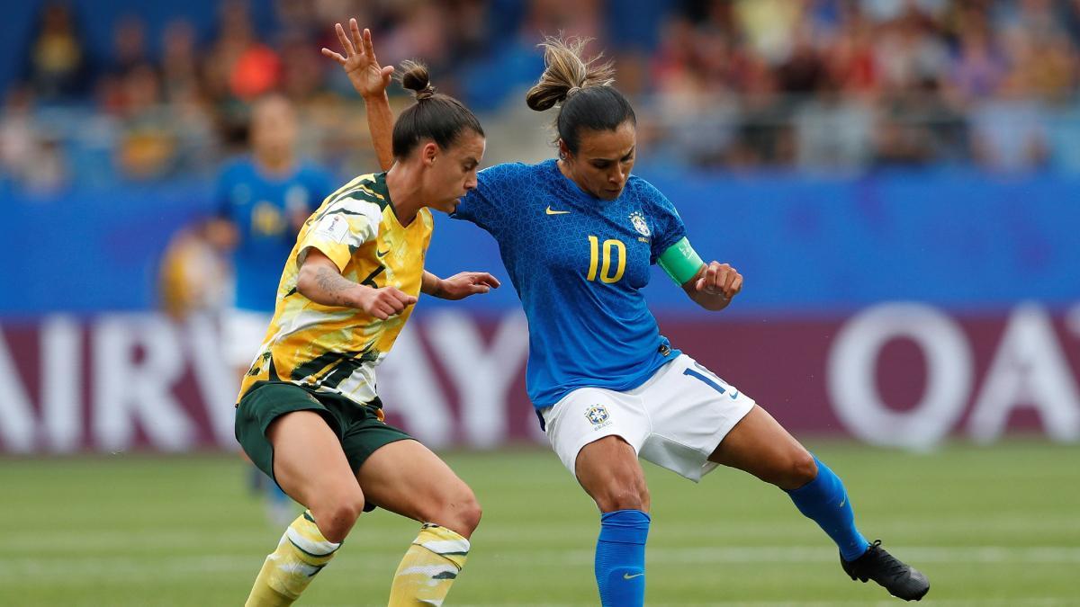 Marta (Brasil), con el balón, en un partido frente a Australia.